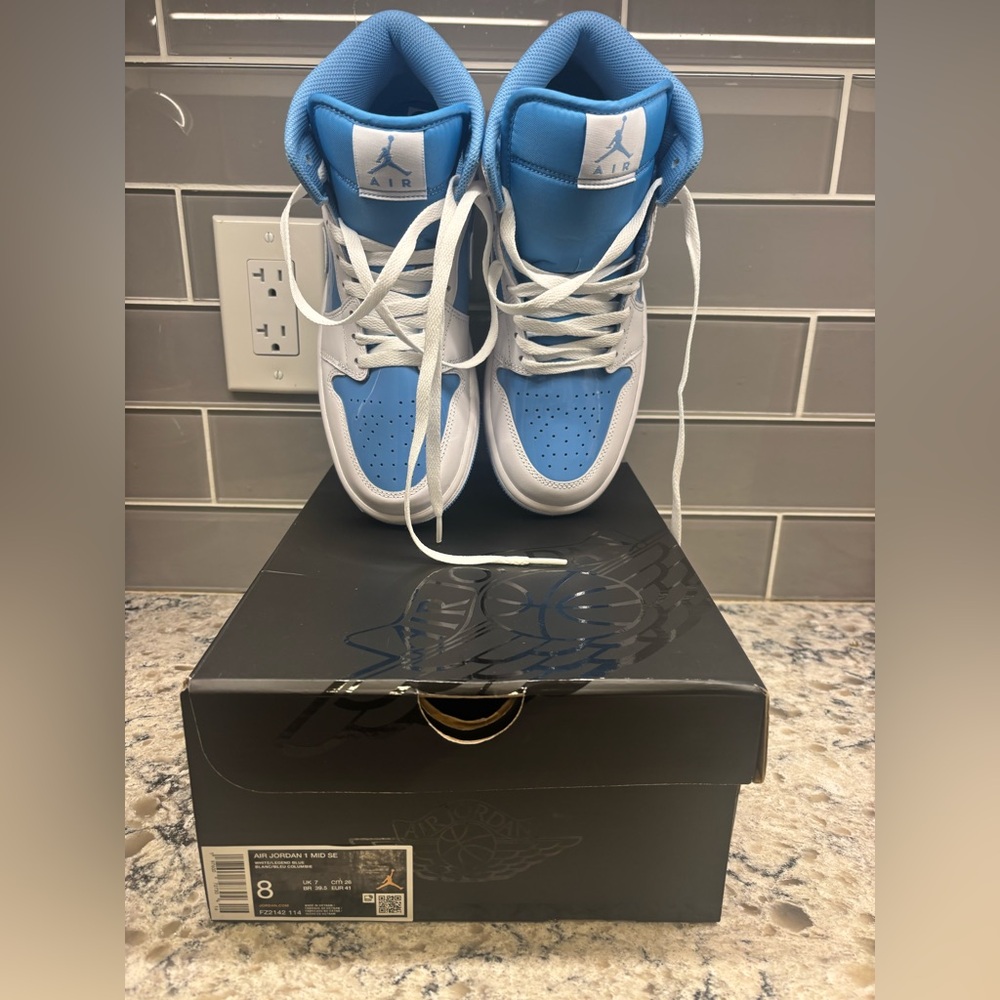 Air Jordan 1 Mid SE White/Legend Blue Shoes new in box never worn men’s size 8